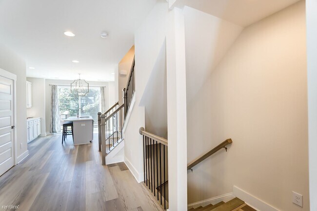 Foto del edificio - 2 br, 2.5 bath Townhome - 1011 East 36th S...