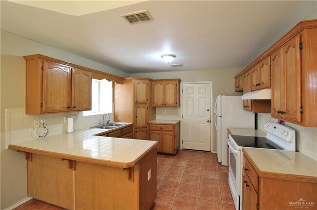Building Photo - 3008 N Edison Ave