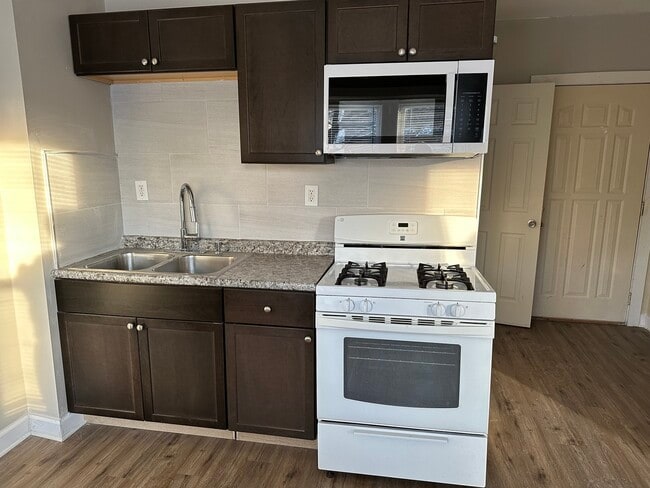 Building Photo - 4058 W Dickens Ave