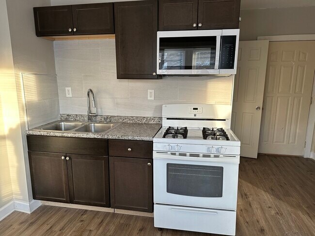 Foto del edificio - 4058 W Dickens Ave
