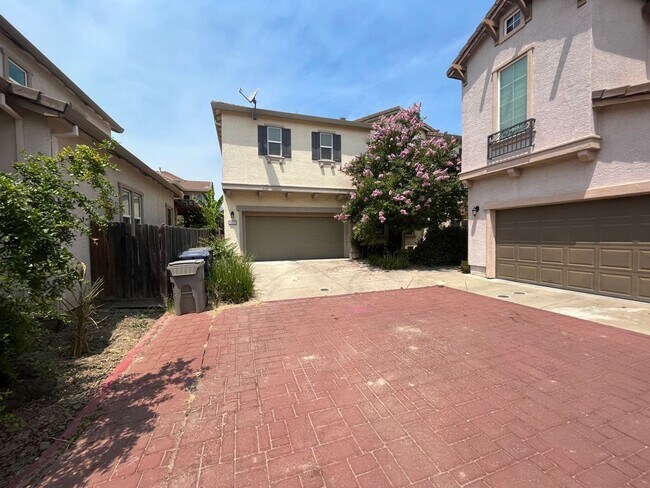 Building Photo - Courtyard home available NOW!