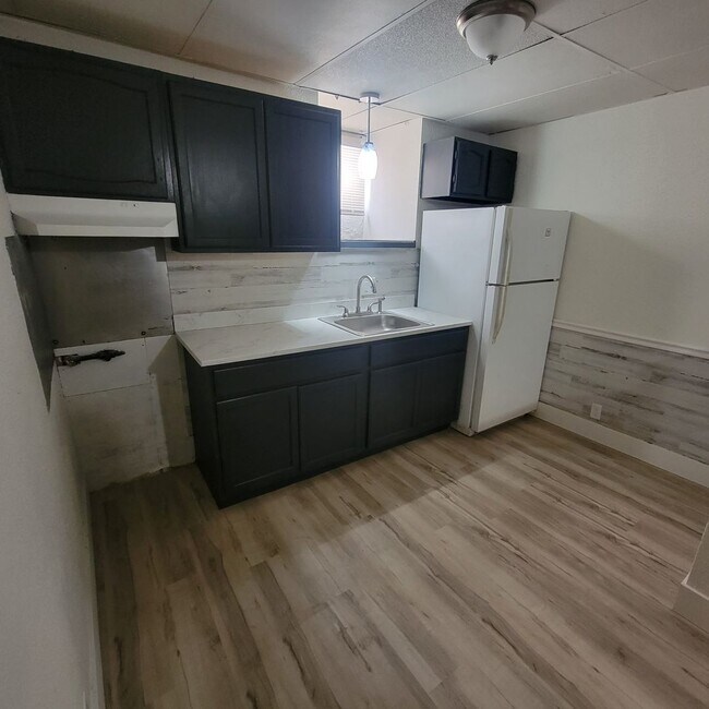 Building Photo - RENT SUX - 711 9TH ST