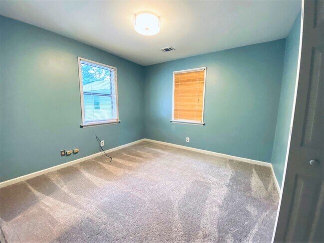 Dormitorio - 1027 Curran St NW