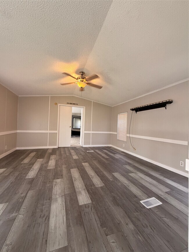 Foto del edificio - 14329 Greenville St