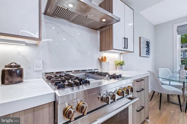 Foto del edificio - 3525 16th St NW