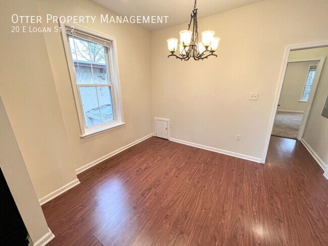 Building Photo - 1BR/1BA Spacious Apartment. Huge Bedroom &...