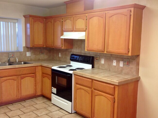 Building Photo - 708 N Dunlap Ave