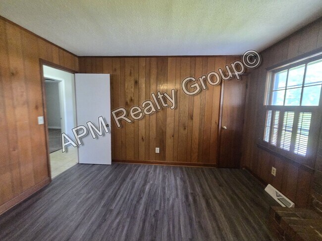 Foto del edificio - Spacious three bedroom West Columbia home