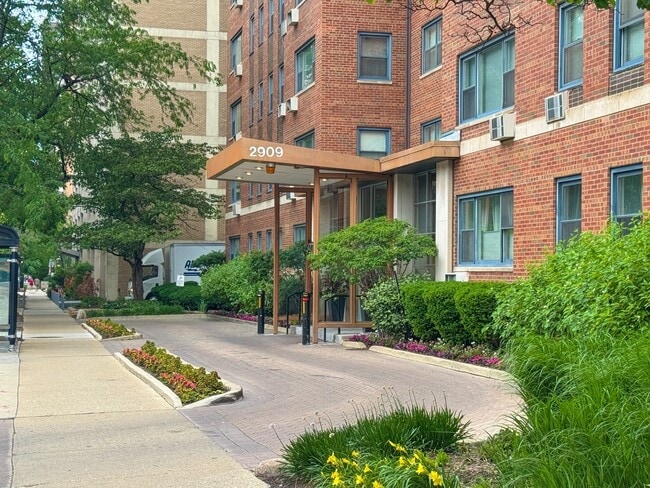 Building Photo - 2909 N Sheridan Rd