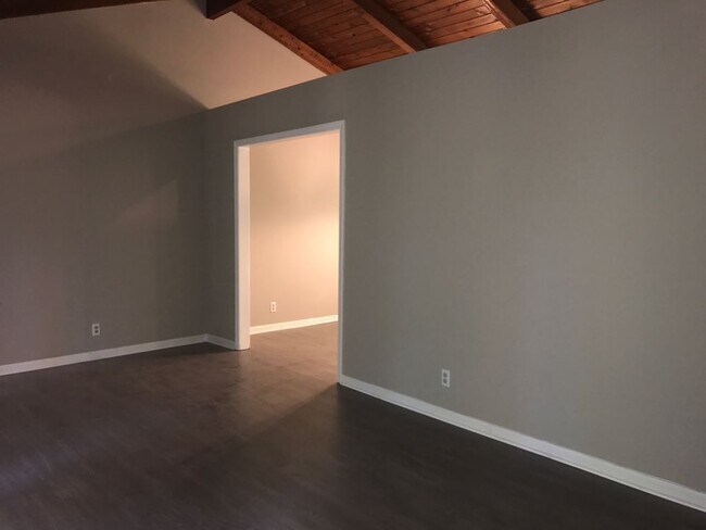 Building Photo - Spacious 4 Bedroom 2.5 Bathroom Rental.  M...