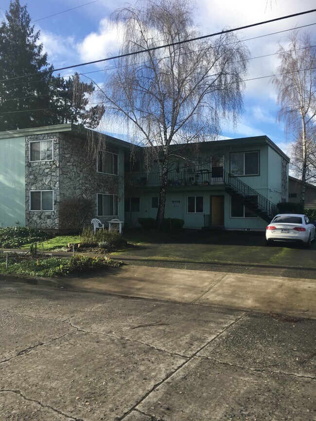 Corner unit - 5330 SE Lafayette St