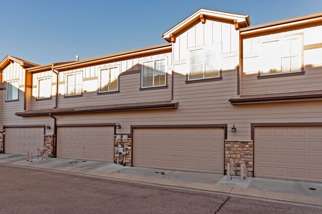 Foto del edificio - Modern 2-Bed, 2.5-Bath Townhouse in Desirable Norwood Neighborhood!