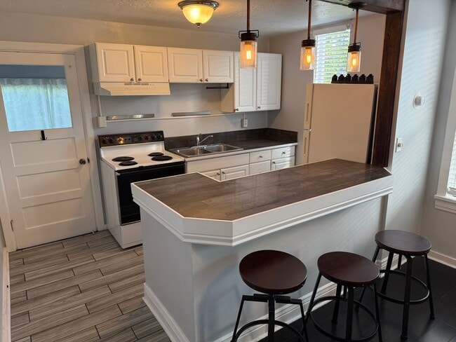 Updated 2 bed 1 bathroom in the avenues! - Updated 2 bed 1 bathroom in the avenues! Apartment