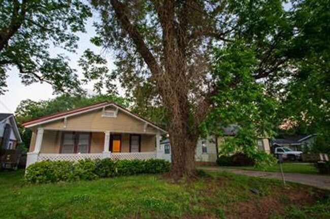 Foto del edificio - Inviting 3BR/2BA Home with Fenced Yard
