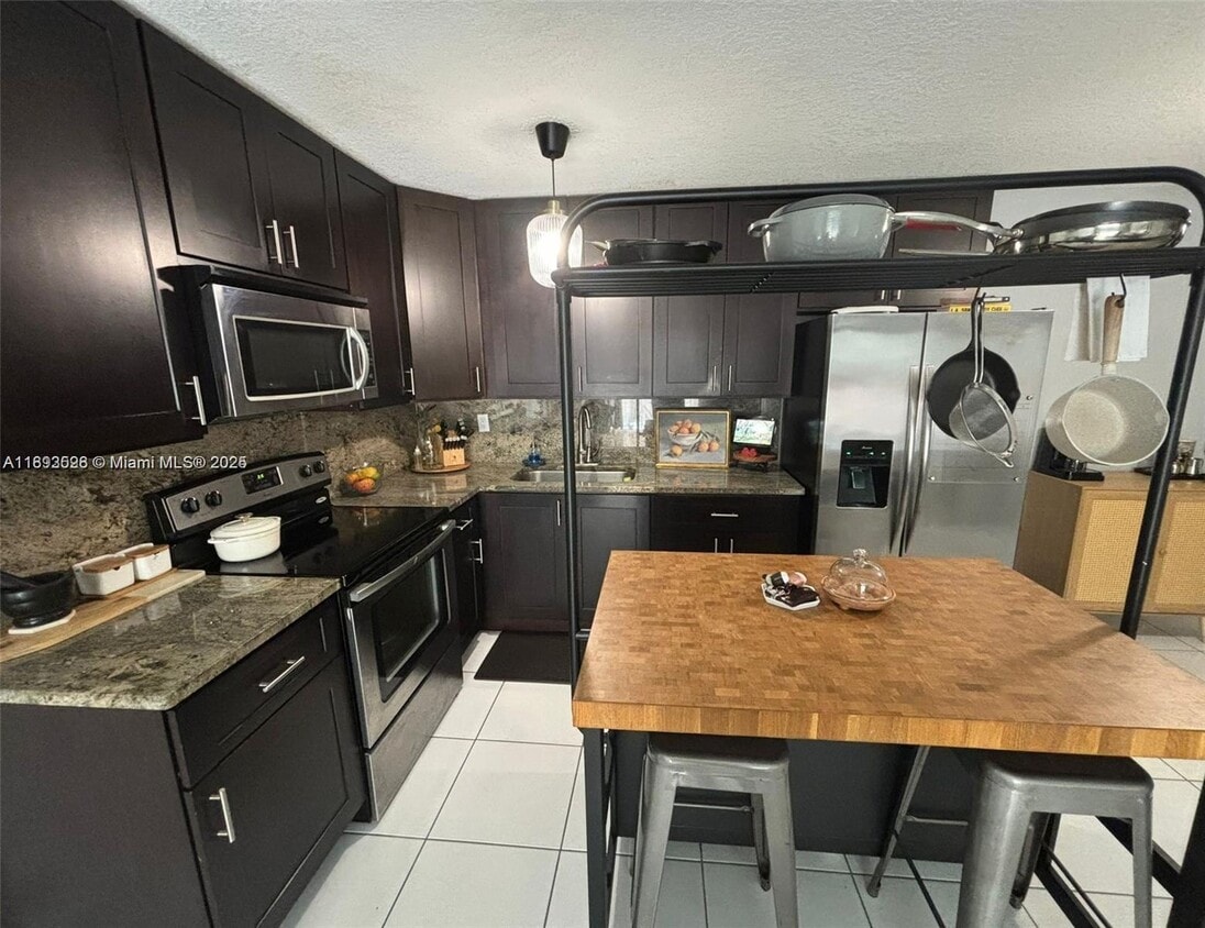 Foto principal - 7208 Fairway Dr