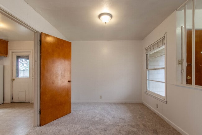 Building Photo - 809 Crescent St