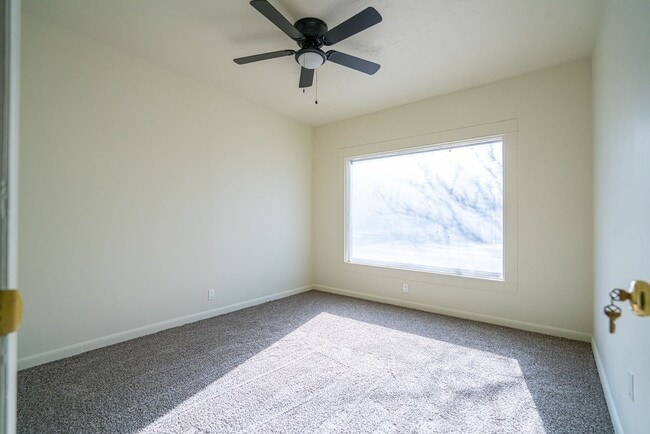 Building Photo - Spacious & Updated 5 Bed Home in Prime Ogden Location