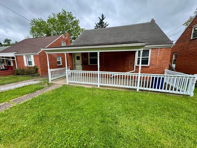 Building Photo - Charming 4 Bed 1.5 Bath house with BRAND NEW KITCHEN!!!
