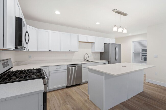Building Photo - Newer construction! 3 bedroom 2 bath duplex near DT South Bend IN