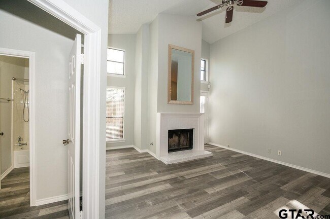 Building Photo - 5919 Hollytree Dr