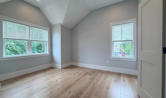 Foto del edificio - Brand New Construction in Perfect Location!  Laundry in Unit, Centralized Heating and A/C!  Pro M...