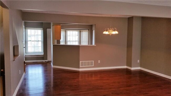 Building Photo - 1235 Meadowbrook Dr