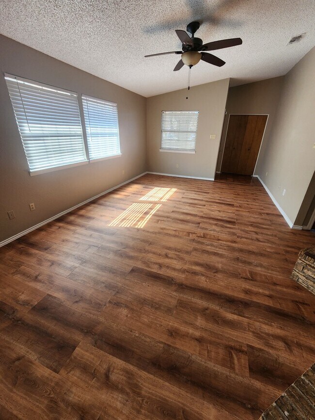 Foto del edificio - 3 bed 2 bath townhome, 1 car garage and 1 ...