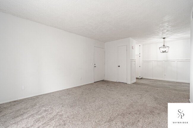 Foto del edificio - Modern and Cozy Rancho Cucamonga Townhouse with Hardwood Floors!