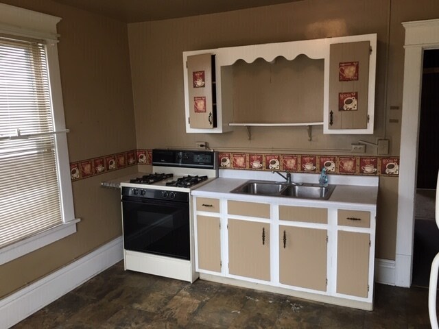 Kitchen with gas stove - 240 S Union Ave