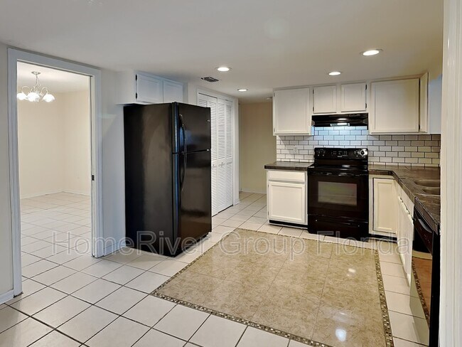 Building Photo - 8163 Village Green Rd