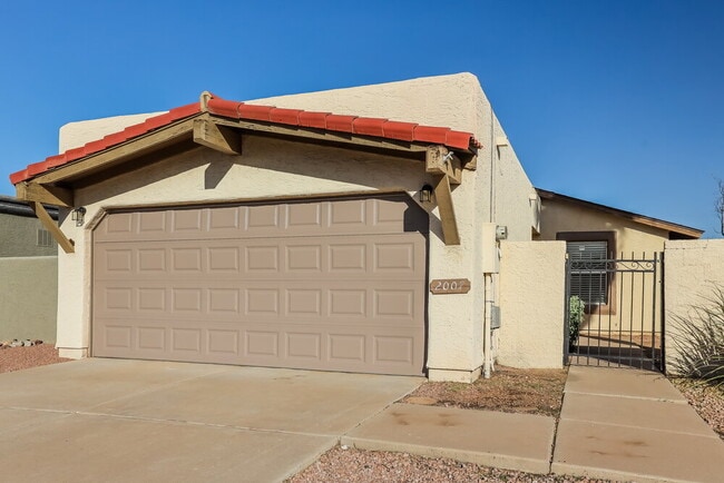 Building Photo - 2007 N Villas Ln