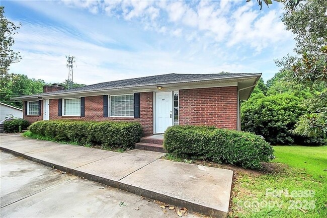Building Photo - 1005 Rainbow Dr