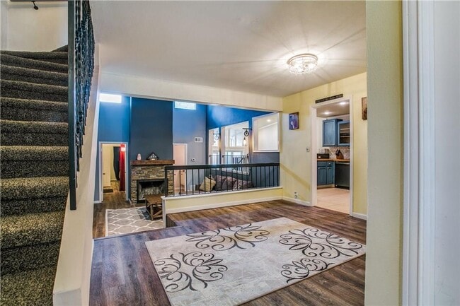 Foto del edificio - Beautifully Crafted 2/2.5/2 Town Home in Euless!