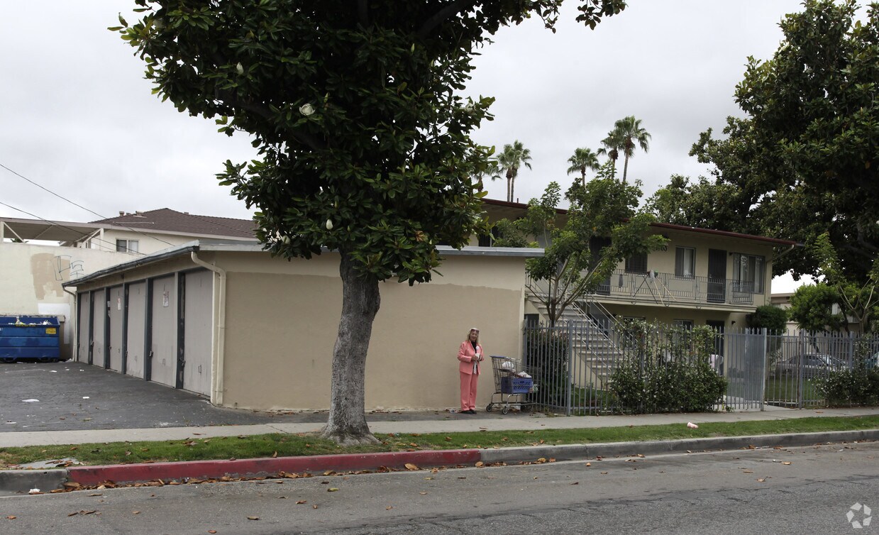 Building Photo - 1000 E Sycamore St