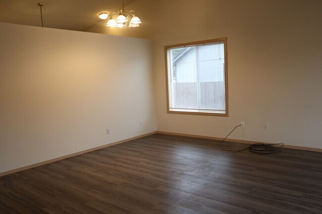 Building Photo - Well Maintained Single Level Woodland Home...