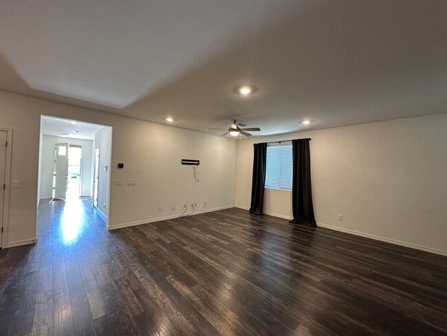 Building Photo - 3 BEDROOM HOME IN DESERT OASIS IN SURPRISE