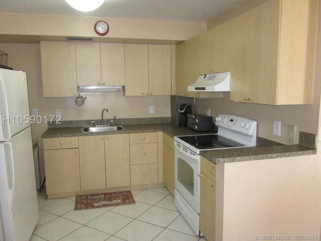 Building Photo - 3900 N Hills Dr