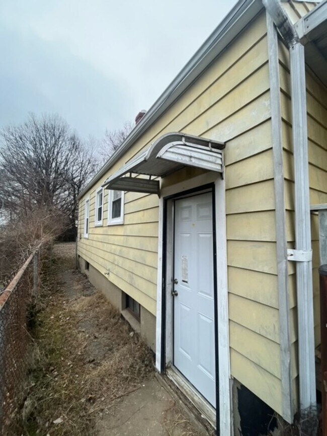 Building Photo - Cozy 2 Bedroom Home with Scenic Views, Ste...