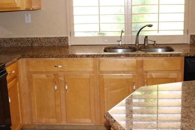 Foto del edificio - 875 W Aloe Pl