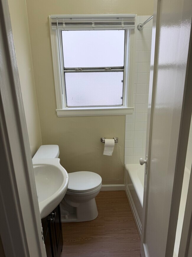 baño - 801 W Glenoaks Blvd