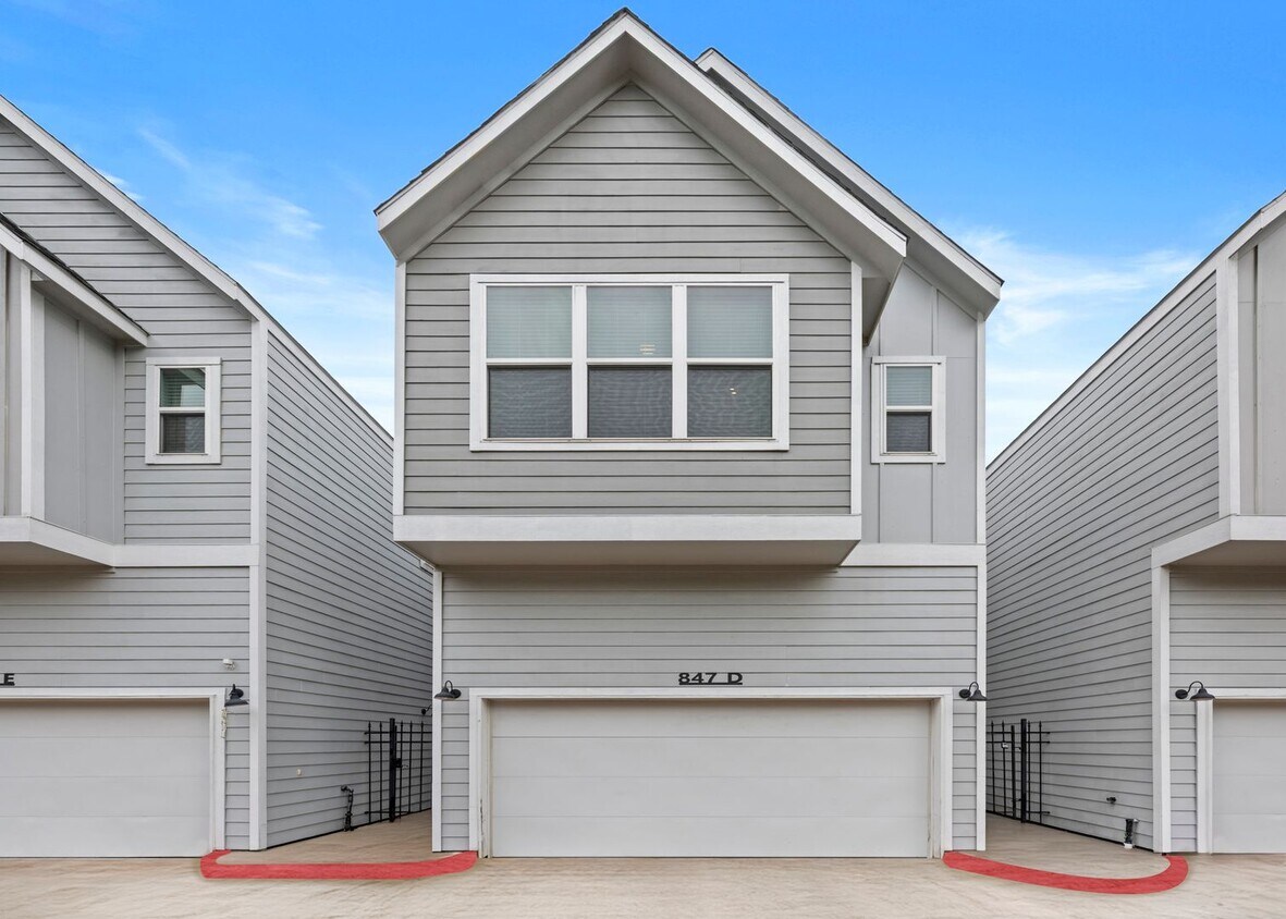 Foto principal - Charming 2-story home in a private Community!