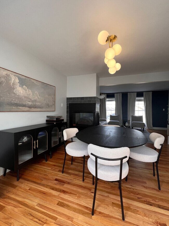 Foto del edificio - 3 bed 2.5 bath Located in the Heart of The Hill