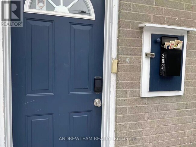 Building Photo - 382 Lynett Crescent