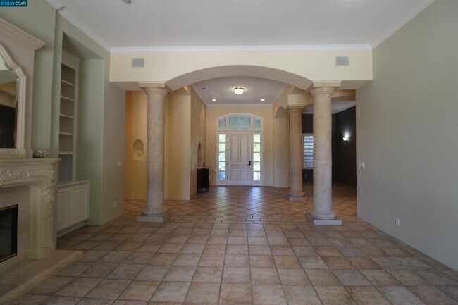 Foto del edificio - 348 Pheasant Run Dr