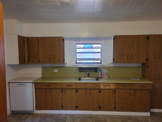 Kitchen new diswasher - 311 11th Ave E