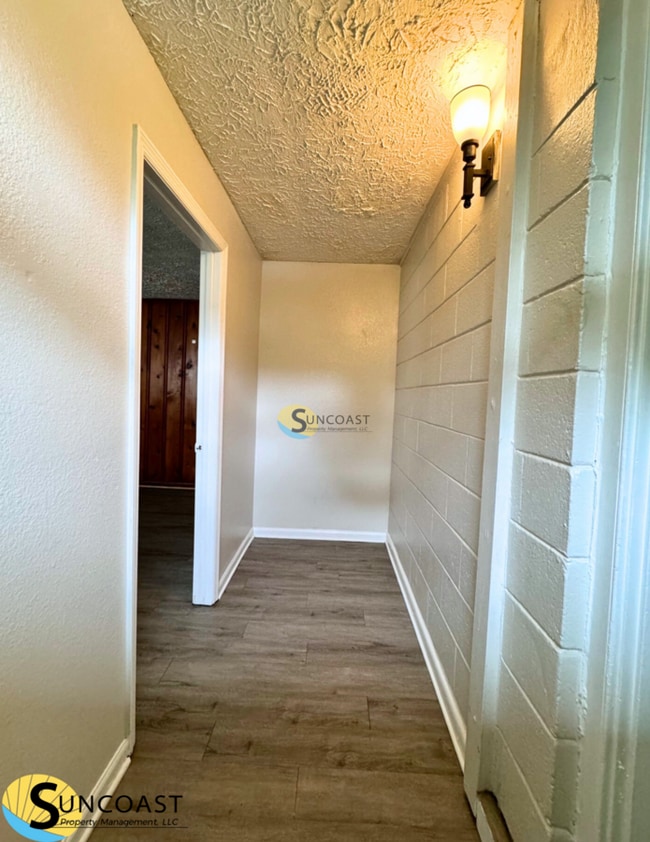 Building Photo - Fenced 4 Bedroom in South Jax!