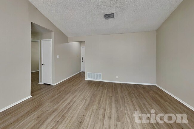 Foto del edificio - 7527 Ledgebrook Dr
