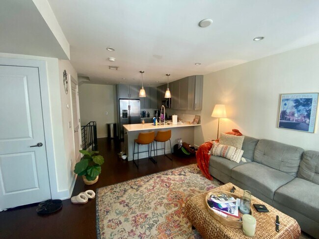 Building Photo - Large one bedroom bi-level unit in the hea...