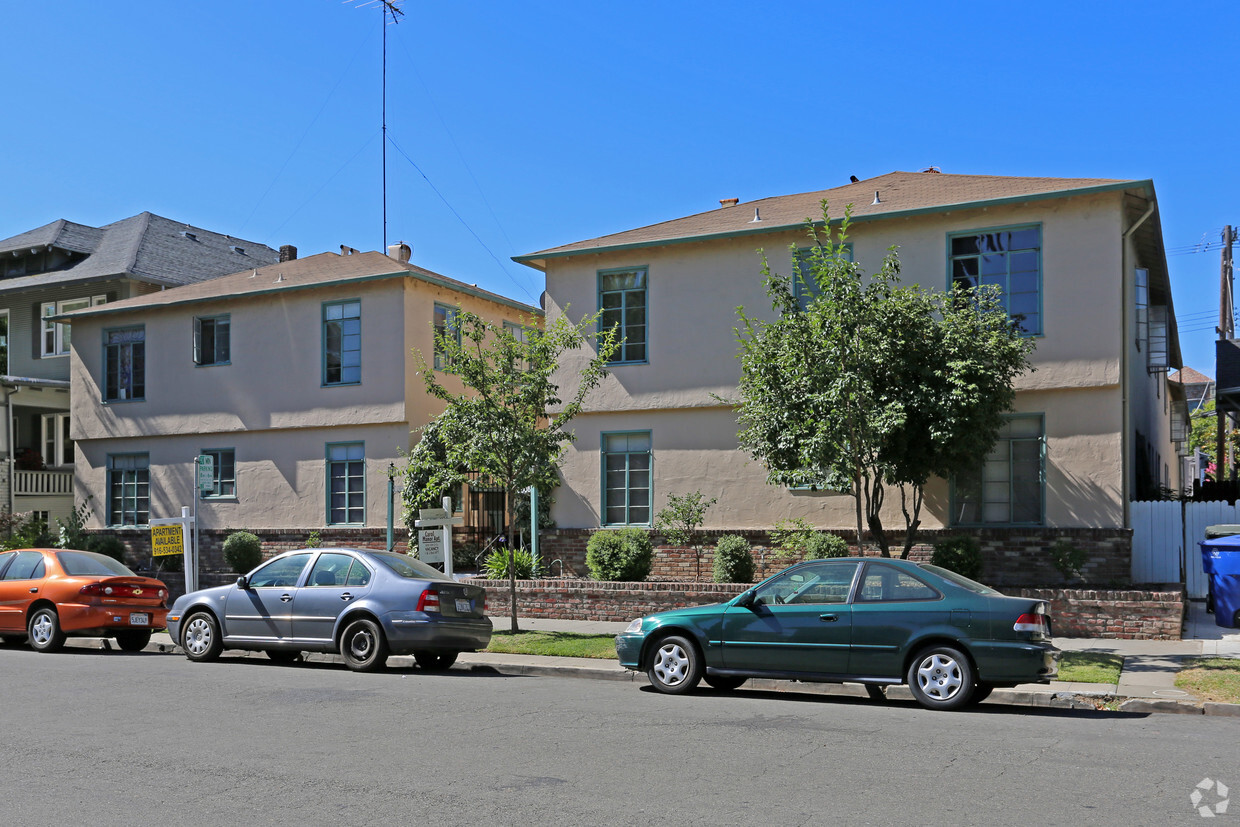 Building Photo - Carol Manor