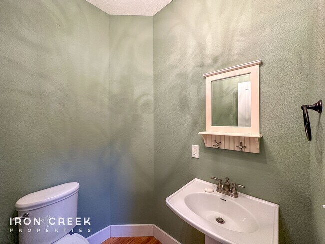 Building Photo - Spacious Three Bedroom Craftsman in the Re...